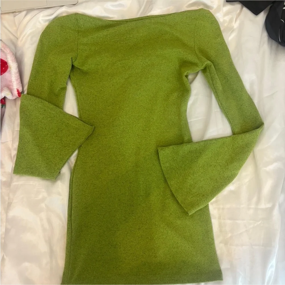 Green mini body on Long wide Sleeve Dress - Picture 3 of 4